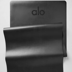 Alo Yoga Lightweight Warrior Mat in Black Color NWT